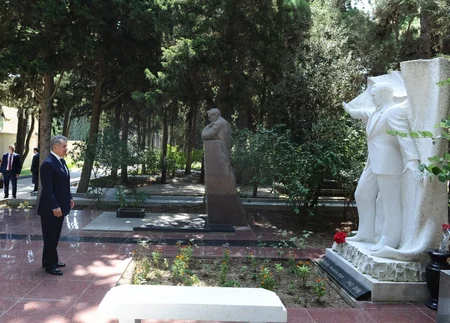 Rusiyanın müdafiə naziri Fəxri və Şəhidlər xiyabanlarını ziyarət edib