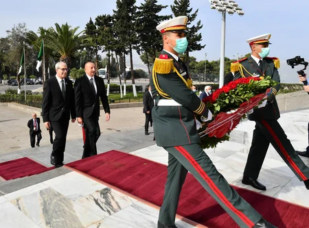 Prezident İlham Əliyev Əlcəzairdə Şəhidlər abidəsini və Milli Mücahidlər Muzeyini ziyarət edib - YENİLƏNİB-3