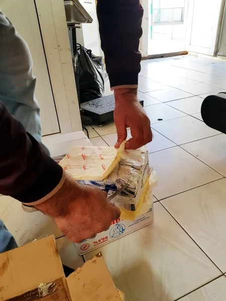 Azərbaycan gömrükçüləri yağ qutularında papiros aşkar edib