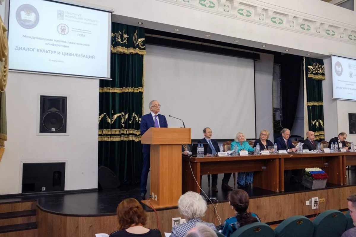 Polad Bülbüloğlu Moskvada beynəlxalq konfransda iştirak edib