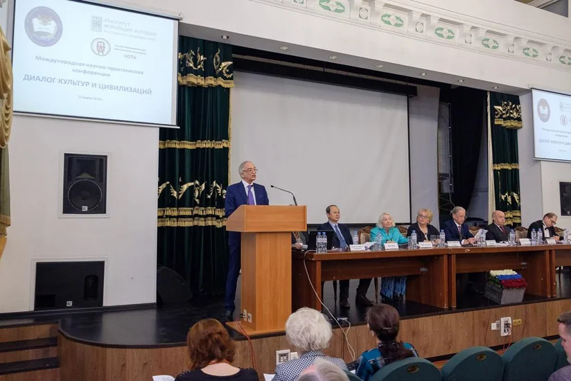 Polad Bülbüloğlu Moskvada beynəlxalq konfransda iştirak edib