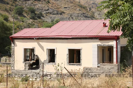 Jurnalistlər Zabux kəndində ermənilərin yandırdığı evlərə baş çəkib