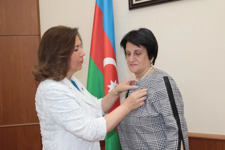 Bahar Muradova “Tərəqqi” medalı ilə təltif olunan qadınların mükafatlarını təqdim edib