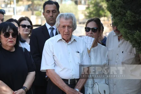 Mədəniyyət nümayəndələri Xalq artisti Şahmar Ələkbərovu məzarı önündə yad ediblər