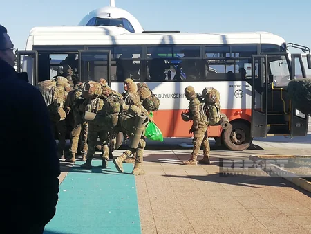 Репортаж из аэропорта в Газиантепе, принимающего помощь и спасателей 