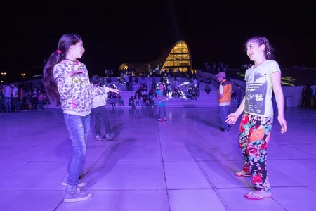 Heydər Əliyev Mərkəzinin parkında konsert təşkil olunub