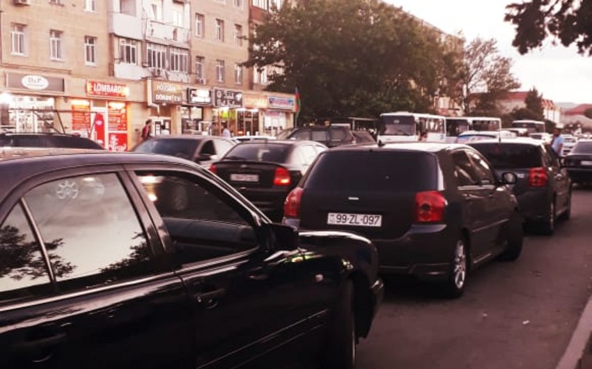 Bakıda avtomobil 26 yaşlı gənci vuraraq ağır xəsarət yetirib