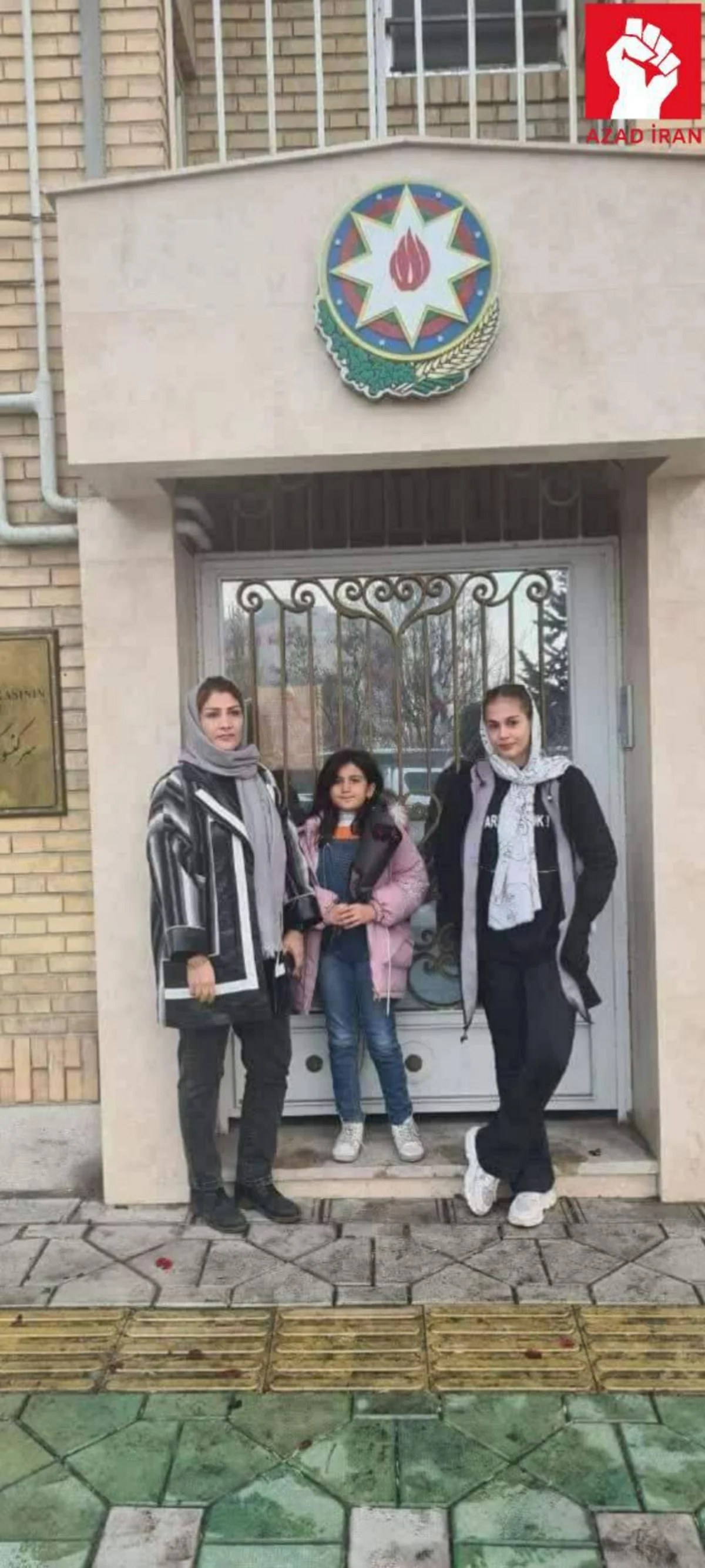 Güneyli ailələr Azərbaycanın Təbrizdəki Baş Konsulluğunun qarşısına gül dəstələri düzür