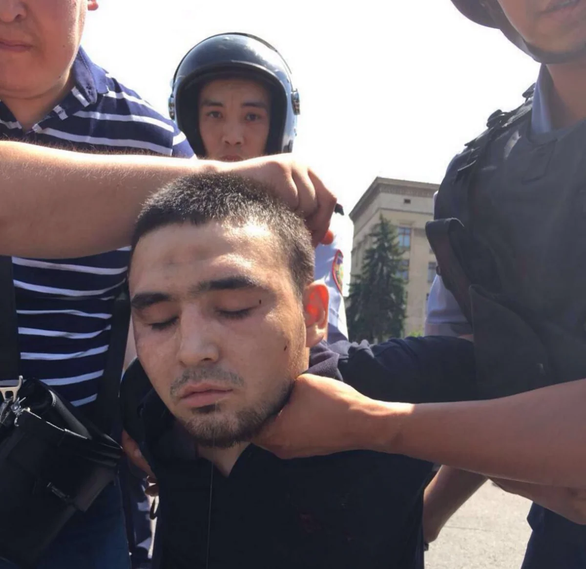 В Алматы задержан один из стрелявших по полицейским - ВИДЕО