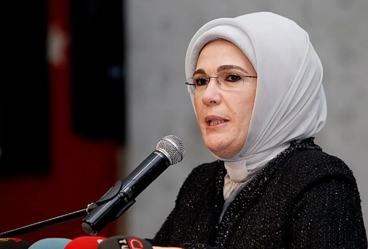 ​Türkiyə prezidentinin xanımı qəzetə qarşı qaldırdığı məhkəməni udub