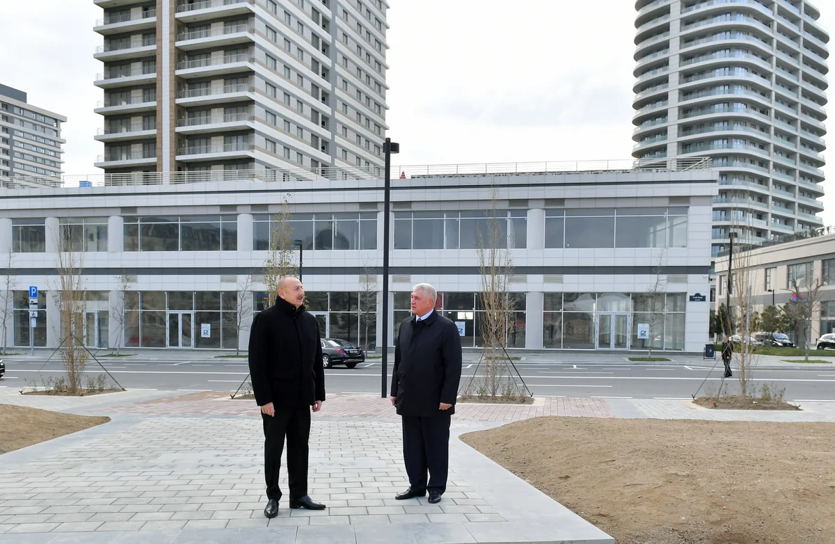 President Ilham Aliyev gets familiarized with construction and redevelopment work in Central Park Quarter of Baku White City