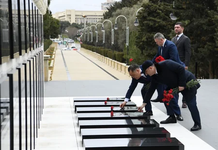 Rusiya Dövlət Dumasının nümayəndə heyəti Şəhidlər xiyabanını ziyarət edib
