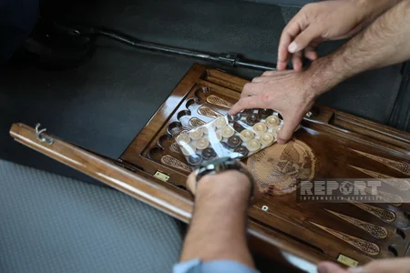 Sərhədi keçmək istəyən erməniəsilli şəxsin üzərində qondarma respublikanın gerbi təsvir olunan nərd taxtası müsadirə edilib - VİDEO