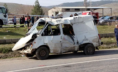 Türkiyədə sərnişin avtobusu ilə mikroavtobus toqquşub: 34 yaralı