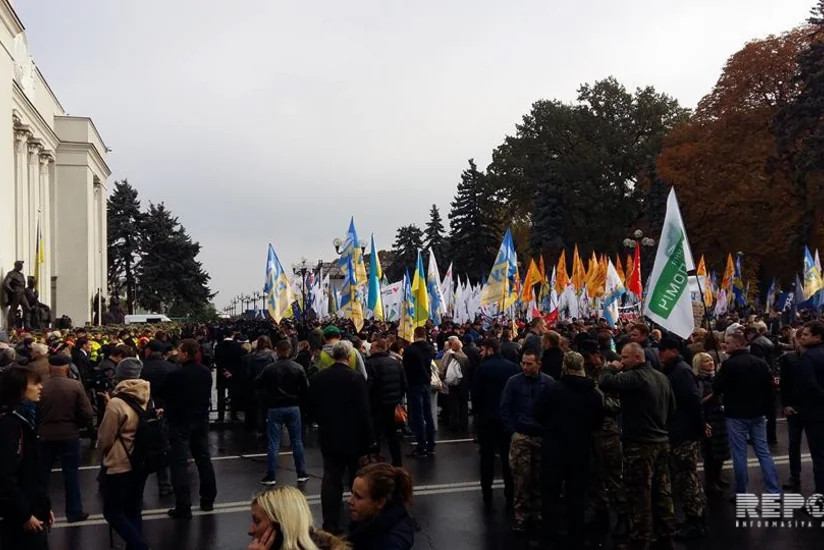 МВД Украины: На митинг в центре Киева собрались две тысячи человек - ФОТО