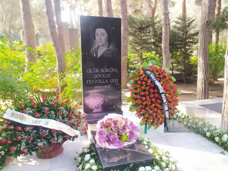 Şövkət Ələkbərovanın məzarı ziyarət olunub