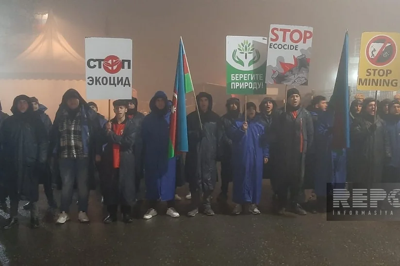 Несмотря на морозную погоду, экоакция на дороге Ханкенди-Лачын продолжается