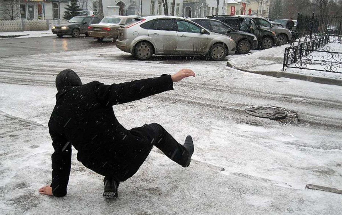 70 people injured falling on icy roads in Baku