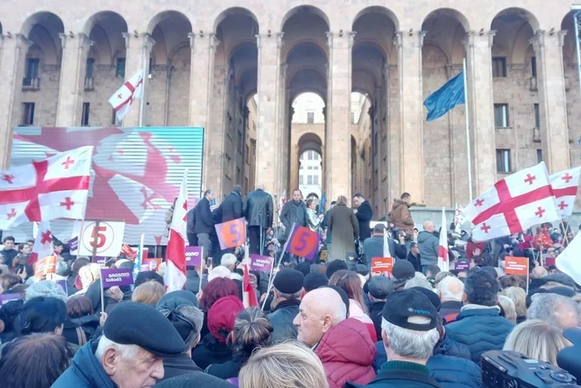 В Тбилиси начался митинг с требованием проведения досрочных выборов в парламент Грузии
