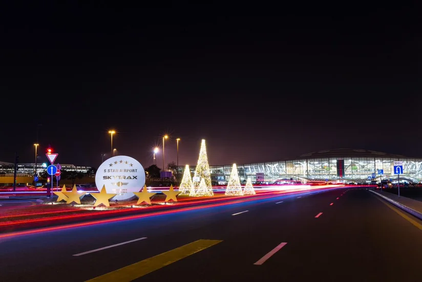 Bakı aeroportu Yeni il ab-havası bəxş edir