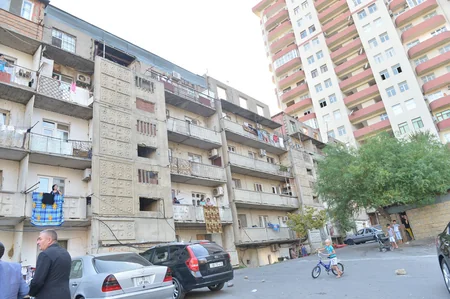 Rövşən Rzayev Bakıda yarımçıq tikililərdə məskunlaşmış məcburi köçkünlərlə görüşüb