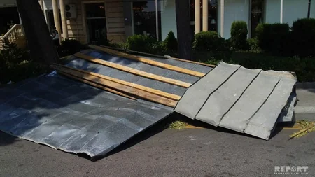 Bakıda güclü külək binanın damını uçurub - FOTO - VİDEO - YENİLƏNİB