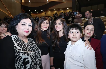 Leyla Əliyeva Dünya Azərbaycanlılarının Həmrəylik Günü və Yeni il münasibətilə keçirilən konsert proqramında iştirak edib - FOTO