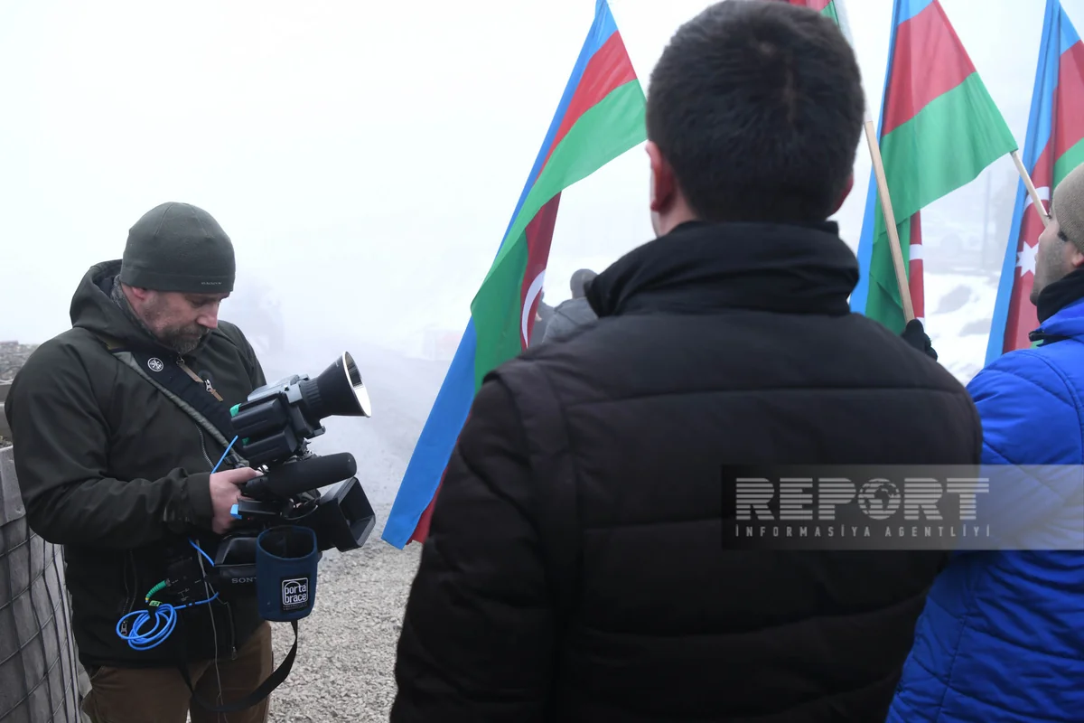 Xankəndi-Laçın yolunda aksiyanı işıqlandırmaq üçün Çexiya televiziyasının əməkdaşları gəliblər