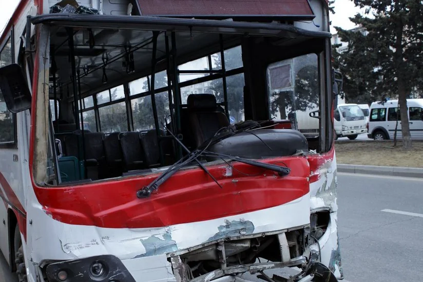 Пассажирский автобус совершил аварию в Баку: есть пострадавший