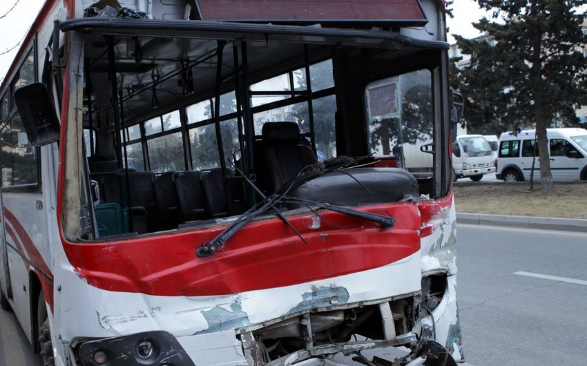 Qaradağda sərnişin avtobusu yük avtomobilinə çırpılıb, yaralananlar var - YENİLƏNİB