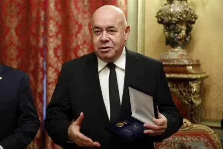 Лавров вручил Поладу Бюльбюльоглу награду от Путина - ФОТО