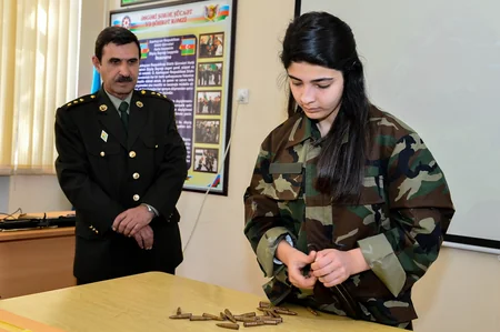 Jurnalistlər gənclərin çağırışaqədərki hazırlıq dərsini izləyib - FOTO