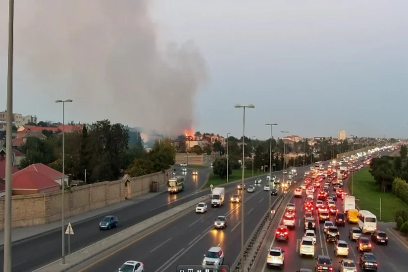 НИИМ: Смотрящие на пожар водители вызывают затор на Аэропортовском шоссе в Баку