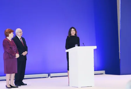Mehriban Əliyeva Nizami Gəncəvi Beynəlxalq Mərkəzinin qızıl medalı ilə təltif edilib - YENİLƏNİB-2