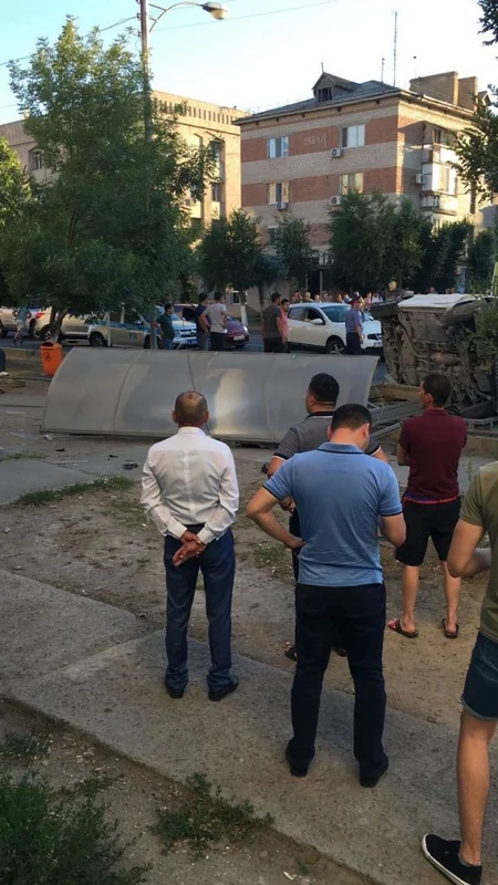 В Казахстане автомобиль въехал в остановку, есть пострадавшие