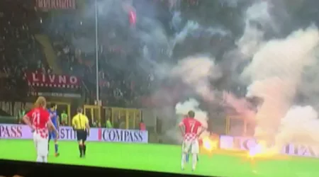 ​İtaliya-Xorvatiya oyunu 73-cü dəqiqədə yarımçıq dayandırılıb