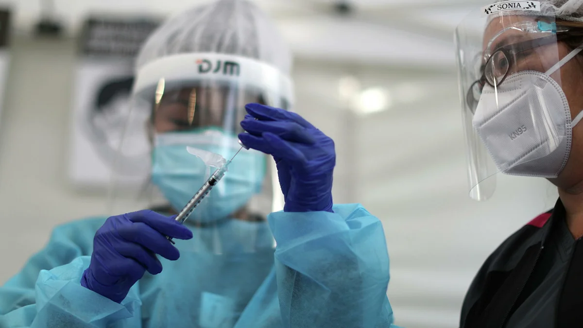 Еврокомиссия закупит еще 300 миллионов доз вакцины Pfizer/BioNTech