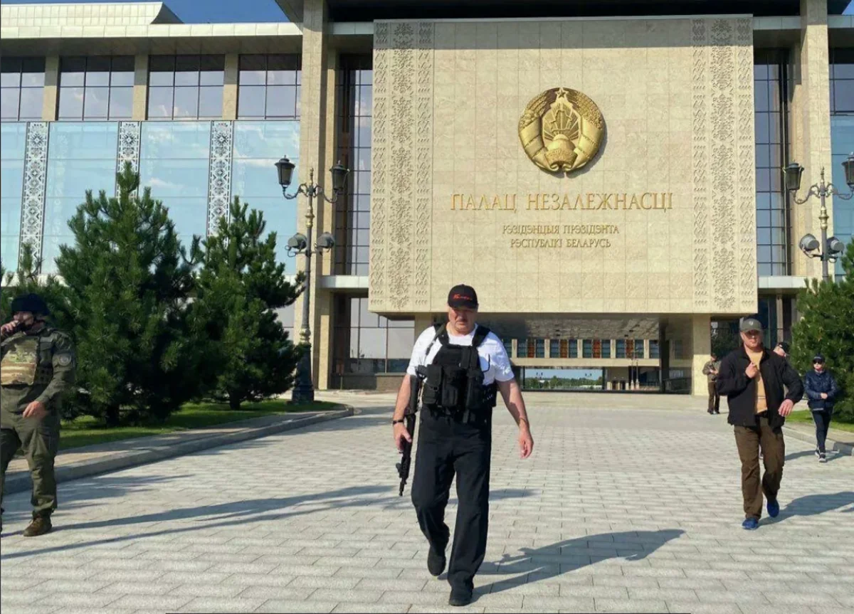 Belarus prezidenti yenidən əlinə avtomat alıb ictimaiyyət qarşısına çıxdı