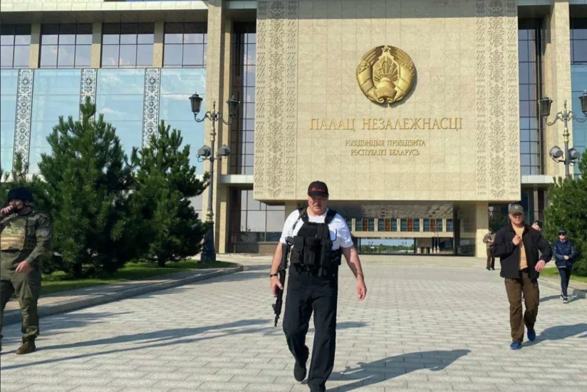 Belarus prezidenti yenidən əlinə avtomat alıb ictimaiyyət qarşısına çıxdı