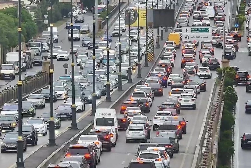 Bakının bəzi yollarında tıxac yaranıb - SİYAHI