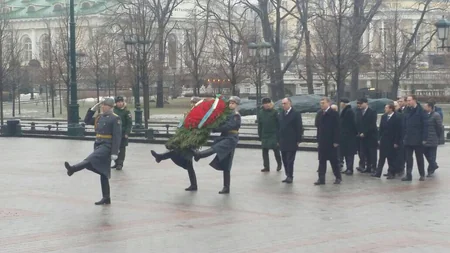 Azərbaycan XİN başçısı Moskvada naməlum əsgərin abidəsini ziyarət edib