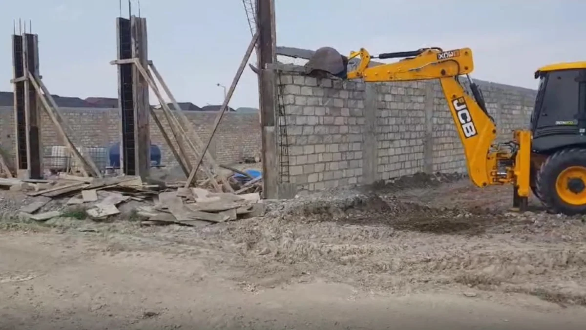 Gəncədə qanunsuz tikili sökülüb