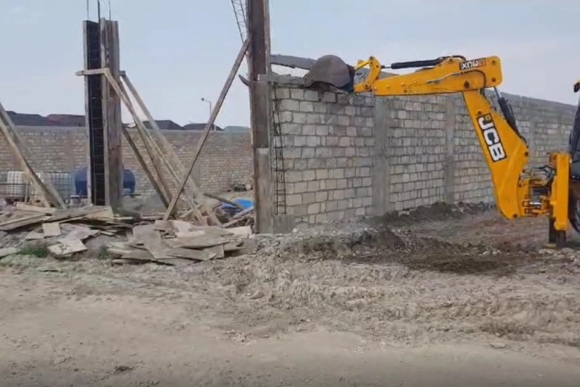 Gəncədə qanunsuz tikili sökülüb