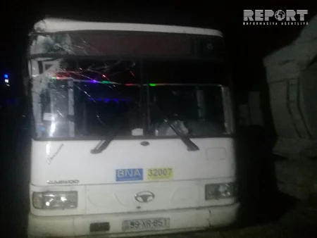 Bakıda sərnişin avtobusu yük maşınına çırpılıb, yaralananlar var - FOTO
