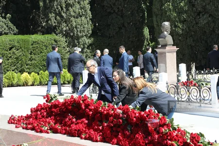 Ümummilli Lider Heydər Əliyevin xatirəsi anılır - FOTOREPORTAJ