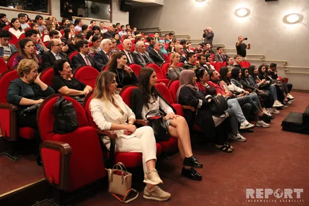 Gəncə Dövlət Dram Teatrı Tbilisidə “Dəli yığıncağı” tamaşası ilə çıxış edib - FOTO
