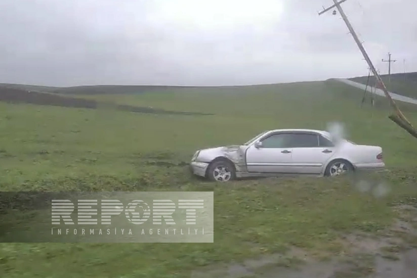 Cəlilabadda avtomobil elektrik dirəyinə çırpılıb