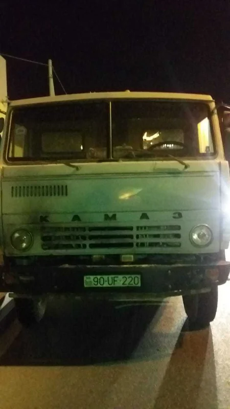 Bakıda “KamAZ” minik avtomobilinə çırpılıb