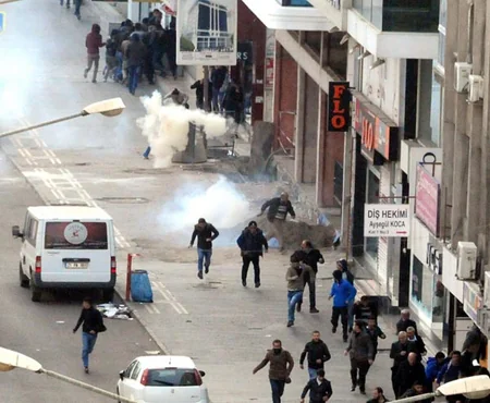 Türkiyədə polislə nümayişçilər arasında toqquşma baş verib: ölən və yaralananlar var - VİDEO