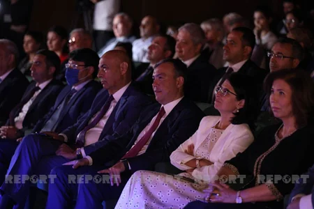 DOST Mərkəzində Çexovun “Təklif” pyesi əsasında hazırlanmış tamaşanın premyerası olub